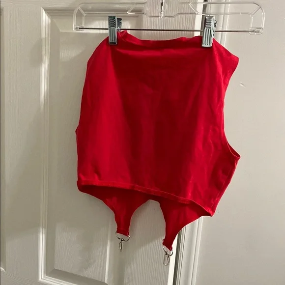 Red Sleeveless Crop Top with Clips - Picture 3 of 3